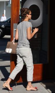 Jessica Alba feet photo thumbnail