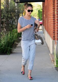 Jessica Alba feet photo thumbnail