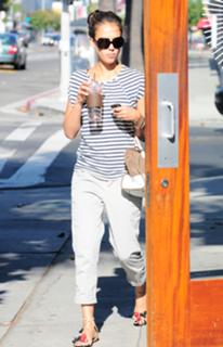Jessica Alba feet photo thumbnail