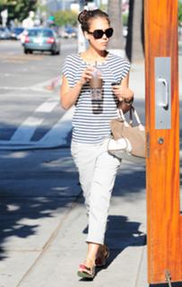 Jessica Alba feet photo thumbnail