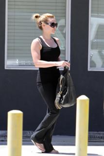 Hilary Duff feet photo thumbnail