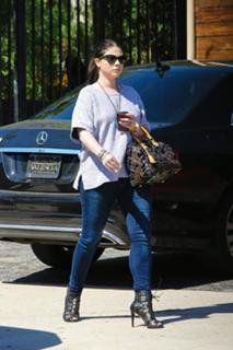 Michelle Trachtenberg feet photo thumbnail