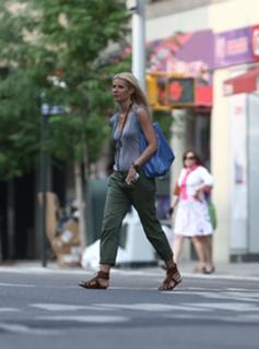 Gwyneth Paltrow feet photo thumbnail