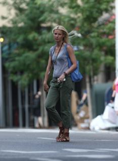 Gwyneth Paltrow feet photo thumbnail