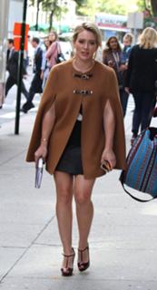 Hilary Duff feet photo thumbnail