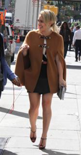 Hilary Duff feet photo thumbnail
