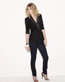 Taylor Swift feet photo thumbnail
