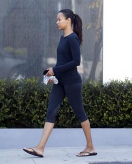 Zoe Saldana feet photo thumbnail