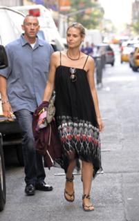 Heidi Klum feet photo thumbnail