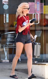 Pixie Lott feet photo thumbnail