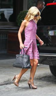 Kelly Ripa feet photo thumbnail
