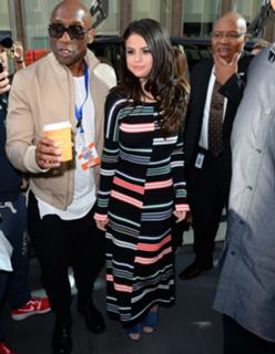 Selena Gomez feet photo thumbnail