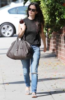 Rachel Bilson feet photo thumbnail