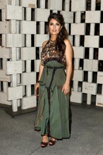 Salma Hayek feet photo thumbnail