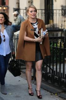 Hilary Duff feet photo thumbnail