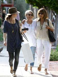 Halle Berry feet photo thumbnail