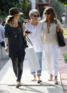 Halle Berry feet photo thumbnail