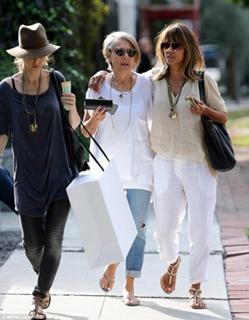 Halle Berry feet photo thumbnail