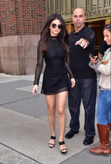 Selena Gomez feet photo thumbnail