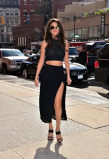 Selena Gomez feet photo thumbnail
