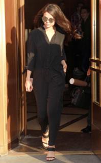 Selena Gomez feet photo thumbnail
