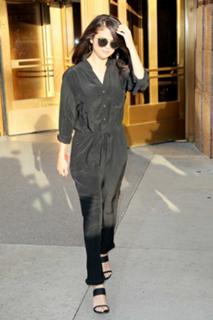 Selena Gomez feet photo thumbnail