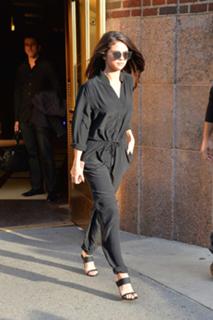 Selena Gomez feet photo thumbnail