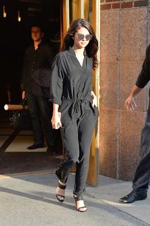 Selena Gomez feet photo thumbnail
