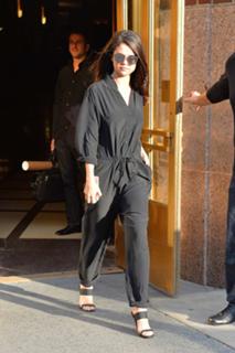 Selena Gomez feet photo thumbnail