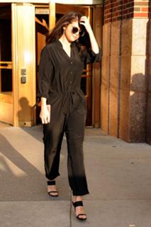 Selena Gomez feet photo thumbnail