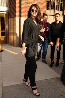 Selena Gomez feet photo thumbnail