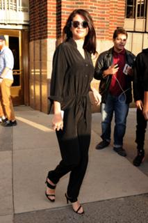 Selena Gomez feet photo thumbnail