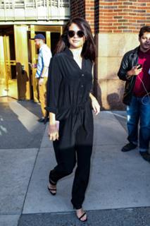 Selena Gomez feet photo thumbnail
