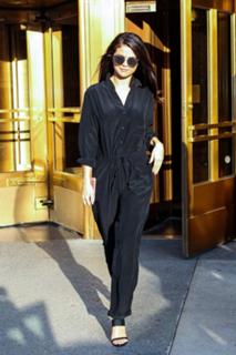 Selena Gomez feet photo thumbnail
