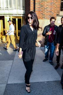 Selena Gomez feet photo thumbnail