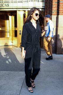 Selena Gomez feet photo thumbnail