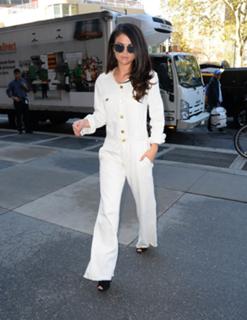 Selena Gomez feet photo thumbnail