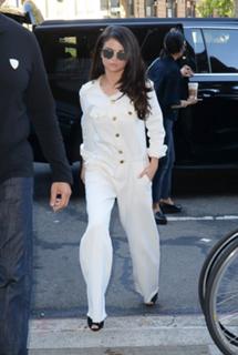 Selena Gomez feet photo thumbnail