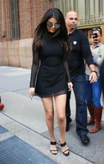 Selena Gomez feet photo thumbnail