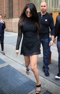 Selena Gomez feet photo thumbnail