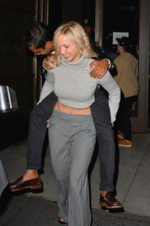 Jennifer Lawrence feet photo thumbnail