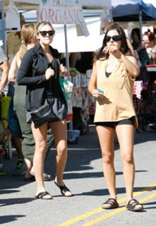 Elizabeth Olsen feet photo thumbnail