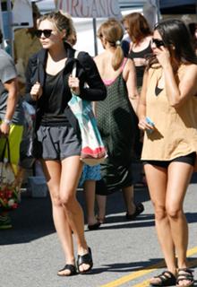 Elizabeth Olsen feet photo thumbnail