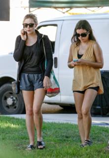 Elizabeth Olsen feet photo thumbnail