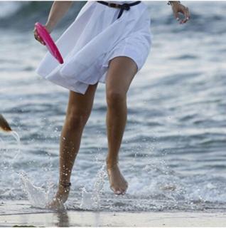 Serenay Sarikaya feet photo thumbnail