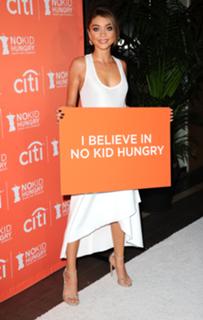 Sarah Hyland feet photo thumbnail