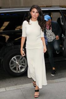 Selena Gomez feet photo thumbnail