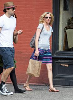 Elizabeth Banks feet photo thumbnail