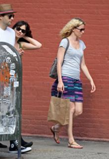 Elizabeth Banks feet photo thumbnail