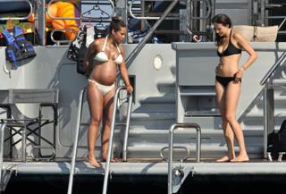 Alicia Keys feet photo thumbnail